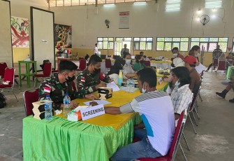 Satgas Pamtas Yonarmed 19/105 Trk Bogani saat Bantu Vaksinasi Covid-19 di Perbatasan