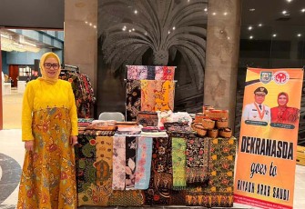 Ketua Dekranasda Provinsi Bengkulu Derta Rohidin  pada ajang Indonesian Weeks Festival 2022 yang diselenggarakan KBRI Riyadh Kerajaan Arab Saudi, di Culture Palace Diplomatic Quarter Riyadh pada Sabtu (26/11). 