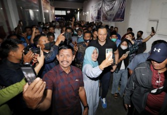 Pimpinan Partai Demokrat dan para wakil rakyat asal Partai Demokrat dari seluruh pelosok Indonesia saat berswafoto