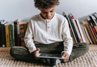 Foto ilustrasi anak bermain gadget. Sumber: Pexels.com