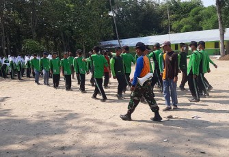 Babinsa Kodim 0802/Ponorogo saat Latih PBB Para Santri