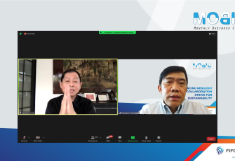 CEO FIFGROUP Margono Tanuwijaya (sebelah kanan) menyapa Ignasius Jonan (sebelah kiri) pada saat memberikan kata sambutan pada acara Monthly Business Clinic (MOBIC) FIFGROUP yang dilaksanakan secara virtual pada Kamis, 20 Januari 2022