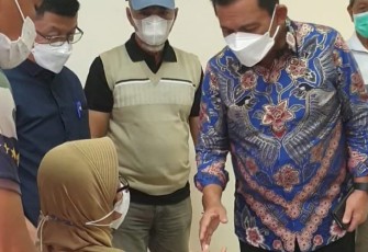 Gubernur Prov Kepri Ansar Ahmad saat bersalaman sambil Ucapkan Turut Bela sungkawa kepada keluarga almarhum