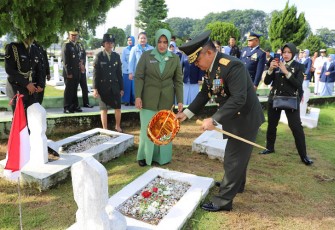  Pangdam I/BB saat tabur bunga Ziarah Nasional ke Taman Makam Pahlawan Bukit Barisan