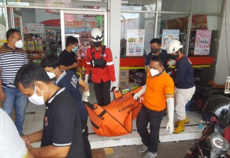 Sejumlah petugas saat melakukan evakuasi terhadap jasad korban. (Foto : Istimewa)