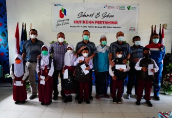 Bantuan 300 paket tas sekolah