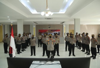 Caption : Kapolres Tulungagung AKBP Handono Subiakto, SH, SIK, MH dan diikuti oleh Wakapolres Kompol Christoper Adhikara Lebang, S.I.K, PJU Polres  serta Perwakilan Personil yang naik Pangkat