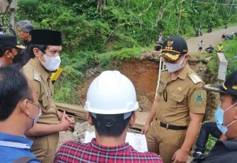 Bupati Trenggalek, Mochamad Nur Arifin bersama Wakil Bupati, Syah Muhamad Natanegara, saat meninjau jembatan Sidomulyo, yang terputus akibat Banjir, Senin, 3/1/2022 (Foto - Hardi Rangga, klikwarta.com).