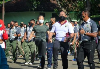Bupati Trenggalek, Mochamad Nur Arifin, saat mengikuti Senam kebugaran di halaman Mako Kodim 0806 Trenggalek, Rabu 5/1/2022 (Foto : Hardi Rangg