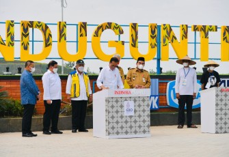 Presiden Jokowi menandatangani prasasti peresmian Bendungan Randugunting di Blora Jawa Tengah