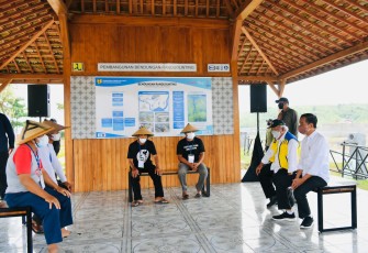 Jokowi berdialog dengan petani sekitar Bendungan Randugunting Blora.