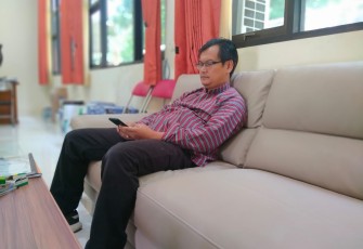 JOKO WIDODO, S.ST, MT Kepala Bidang Bina Marga dan Jasa Konstruksi, Dinas Pekerjaan Umum dan Penataan Ruang, Kabupaten Trenggalek, saat dikonfirmasi di ruang kerjanya, Kamis 6/1/2022 (Foto : Hardi Rangga)
