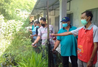 Pemerintah Desa Tanjung bersama warga saat penyemprotan Eco Enzyme pada tanaman milik tim PKK
