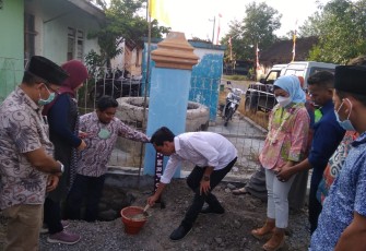 Caption: Dirut dan komisaris utama PT Multi Rancabangun Prima, Jakarta menanam patok pertama sebagai tanda dimulainya pekerjaan MC 0 di Desa Kalen