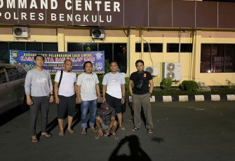 Terduga pelaku inisial Fr (42) Warga Kelurahan Panorama Kecamatan Singaran Pati berhasil diamankan Tim Buser Macan Gading Polres Bengkulu 