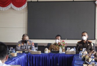 Pemda Kabupaten Bengkulu Tengah bersama Forum Koordinasi Pimpinan Daerah (Forkopimda) rapat terkait dengan percepatan vaksinasi covid 19 usia 6 sampai 11 tahun maupun penyelesaian dosis 2 secara umum serta rencana pelaksanaan booster