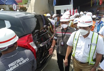 Menko Marves Luhut Binsar Pandjaitan, saat meninjau lokasi terowongan KCIC di Purwakarta