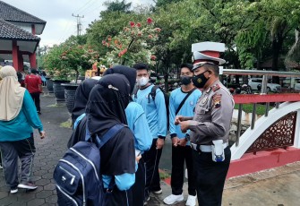  Sat Lantas Pekalongan Kota Ingatkan Disiplin Menggunakan Masker 