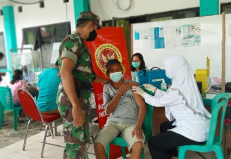 erma Bahtiar Rifa'i, memantau langsung kegiatan serbuan vaksinasi di wilayah binaan