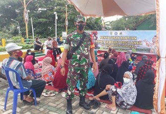 Babinsa Pahandut Dampingi Penyaluran 150 Paket Sembako untuk Lansia