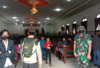 Babinsa Koramil 1016-04/Manuhing, Serma Marhadi, saat melaksanakan Pengamanan Gereja pada perayaan Ibadah Natal Keluarga Besar PT. Kalimantan Hamparan Sawit (KHS)