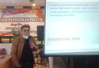 Anggota DPRD Provinsi Jawa Timur dr. Benjamin Kristianto Mars, saat gelar pendidikan politik dikalangan pekerja seni