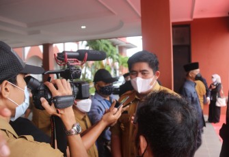 Plt Bupati Bintan Roby Kurniawan saat diwawancarai