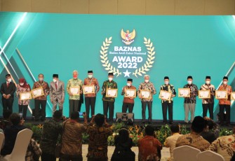Foto bersama Asisten III Setda, Gotri Suyanto, usai menerima penghargaan Baznas Award 2022 untuk Gubernur Bengkulu 