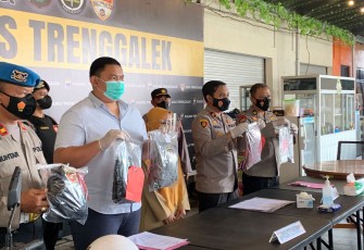 Wakapolres Trenggalek Kompol Heru Dwi Purnomo, S.I.K., saat menggelar konferensi pers di Mapolres Trenggalek, Selasa, (18/1/2022) (Foto : Dok Humas Polres Trenggalek).