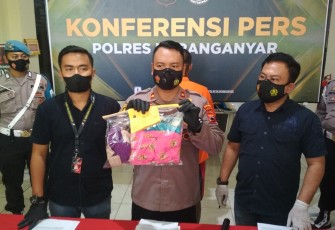  Wakapolres Karanganyar Kompol Purbo Adjar Waskito menunjukkan barang bukti terkait kasus persetubuhan terhadap anak dibawah umur saat menggelar  konferensi pers di Kantor Satreskrim Polres Karanganyar, Selasa (18/1/2022) siang.