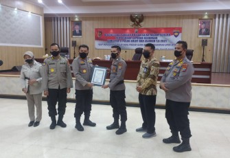 Personil polres Bitung saat serah terima penghargaan kapolri yang di serahkan langsung oleh kapolda sulut