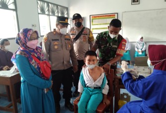 Kapolsek Sukorejo bersama anggota monitoring pelaksanaan Vaksinasi dosis 1 anak usia 6- 11 tahun, di Puskesmas I dan Puskesmas II Sukorejo