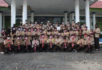 Foto bersama Sekda Provinsi Bengkulu dan Kapolsek Muara Bangkahulu beserta jajaran, Camat, serta para pengurus Kwarda dan Kwarcab pramuka. 