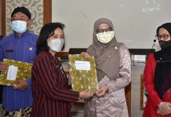 Pj Sekda Kabupaten Trenggalek, Anik Suwarni, saat menyerahkan hadiah kepada enam OPD pengampu Desa wisata terbaik, Kamis (20/1/2022) (Foto : Hardi Rangga, klikwarta.com)