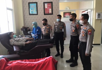 Satpam dan Sat Binmas Polres Tulungagung, menggelar donor darah dalam rangka memperingati HUT ke-41 Satpam