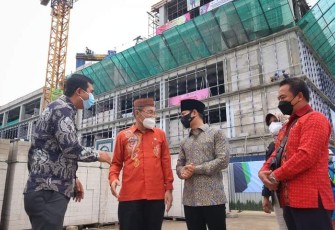 Bupati Trenggalek bersama Asisten Pembangunan Pemprov Gorontalo saat meninjau pembangunan ruang isolasi dan IGD RSUD dr. Soedomo Trenggalek, Jum'at (21/1/2022) (Foto : Hardi Rangga, klikwarta.com)