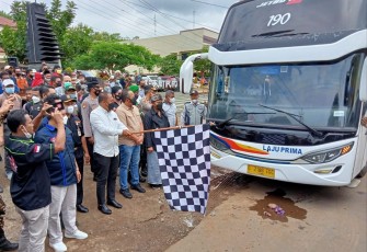 Bupati Karanganyar Juliyatmono (bentangkan bendera) saat memimpin launching pengoperasian 12 PO bus AKAP berkelas VIP jurusan Jatipuro -  Jabodetabek dan Bandung, Minggu (23/1/2022)