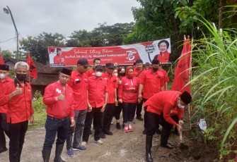Ketua DPC PDI P Karanganyar Bagus Selo saat memimpin aksi penanaman pohon dalam rangka peringatan HUT ke-49 PDI Perjuangan, di kawasan Hutan Krendowahono Karanganyar, Minggu (23/1/2022)