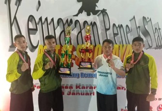 Empat prajurit Yonif MR 413/Bremoro Kostrad peraih medali emas dalam Kejuaraan Pencak Silat Terbuka PSHT se-Solo Raya, di Palur Plasa, Karanganyar, Jawa Tengah, Minggu (23/1/2022).