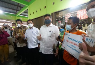 Penyerahan bantuan KUR Rp100 juta hingga Rp 250 juta/usaha secara simbolis