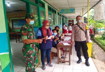 Personil Polsek Kaliwungu saat monitoring giat vaksinasi Anak di SD Negeri Darupono