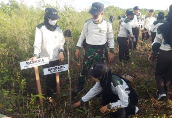 Danramil 1016–02 Bukit Batu, Letda Inf Hairulah, menghadiri penanaman Pohon