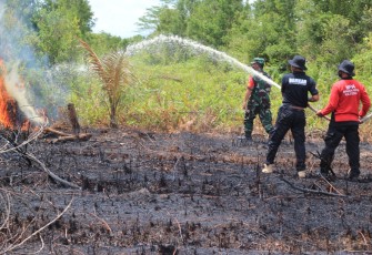 Simulasi pemadaman api oleh tim gabungan di wilayah Kelurahan Petuk Katimpun, Kecamatan Jekan Raya, Kota Palangka Raya