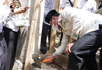 Wagub Bengkulu, Rosjonsyah, saat peletakkan batu pertama pembangunan Masjid Jamik Ibadurrahman desa Simpang Kota Bingin Kecamatan Merigi
