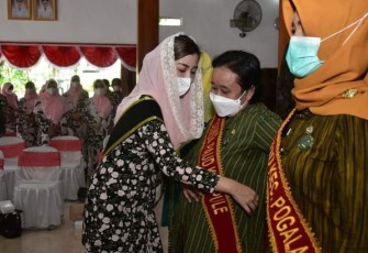 Novita Hardini, saat mengukuhkan Bunda PAUD Kecamatan, Kamis (27/1/2022). (Foto : Hardi Rangga)