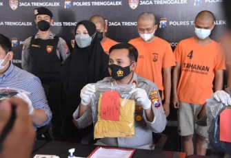Wakapolres Trenggalek Kompol Heru Dwi Purnomo, S.I.K. menggelar konferensi pers di ruang pelayanan publik terbuka, taman batu, Mapolres Trenggalek. Rabu, (26/1/2022) (Foto : Dok Humas Polres Trenggalek).