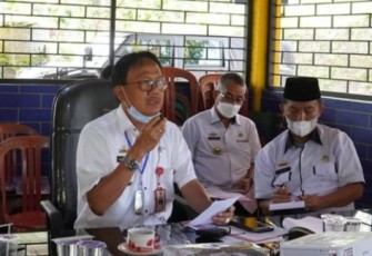 Bupati Pesibar saat mengikuti sosialisasi PTSL Kementerian ATR/BPN secara virtual