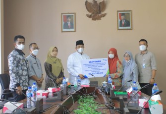 Penyerahan santunan dari BPJS Ketenagakerjaan kepada istri almarhum Richa Afandy, oleh Bupati Pasaman