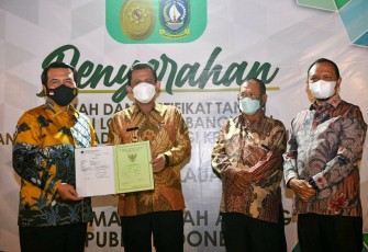Penyerahan sertifikat tanah pembangunan gedung PTA dan PT, oleh Gubernur Kepri kepada Ketua MA RI