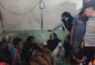 Penyerahan korban hanyut ke pihak keluarga